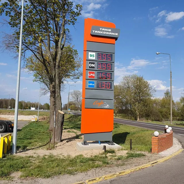 Duży pylon cenowy przy stacji paliw