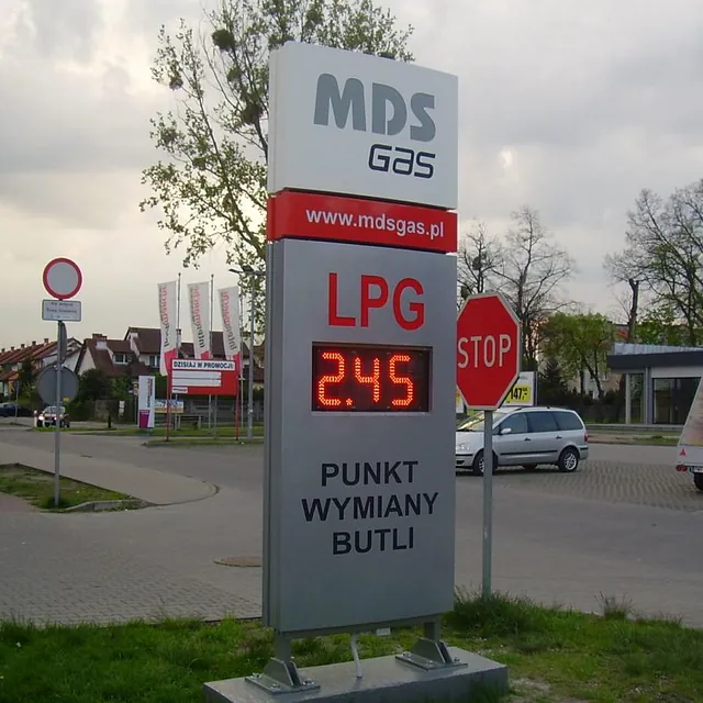 Pylon cenowy stoi na stacji paliw - został wykonany przez Projekt Studio