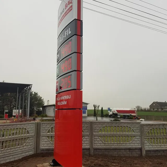 Czerwony pylon cenowy 