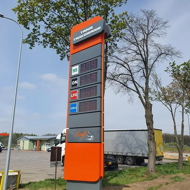 Duży pylon cenowy przy stacji paliw