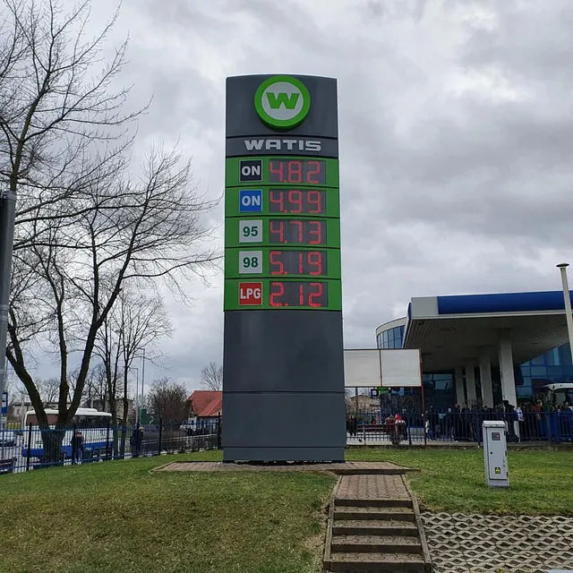 Żółty pylon cenowy na stacji paliw