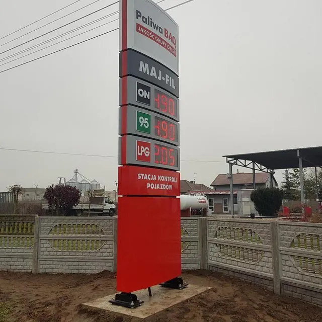 Czerwony pylon cenowy na stacji paliw