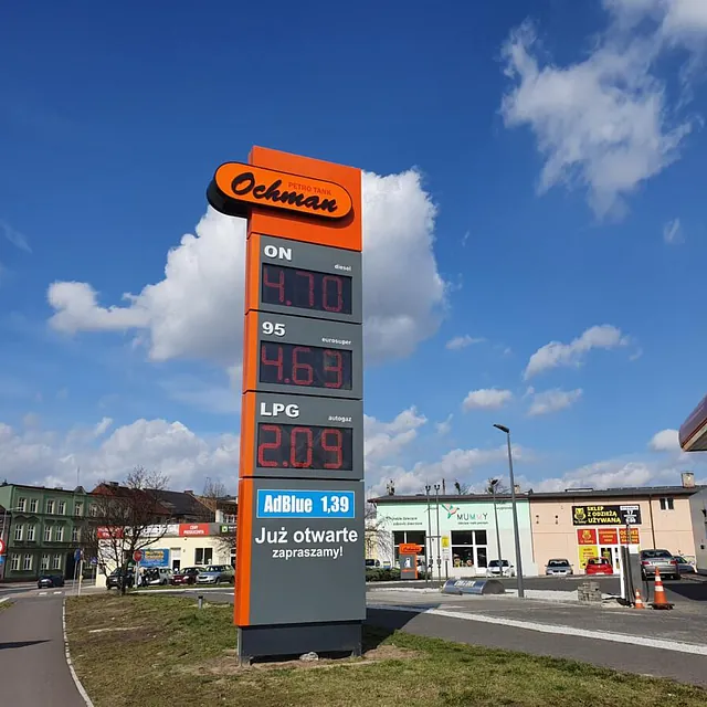 Pomarańczowy pylon cenowy na stacji paliw