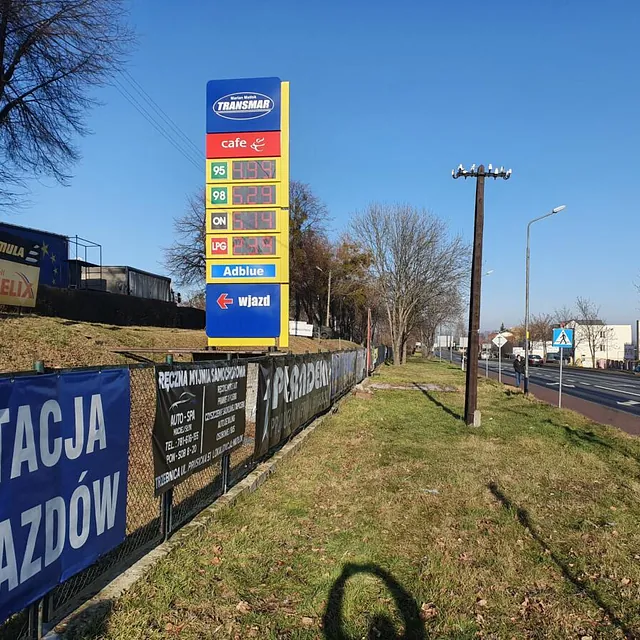 Żółty pylon cenowy na stacji paliw
