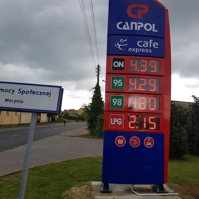 Niebiesko-czerwony pylon cenowy przy stacji paliw